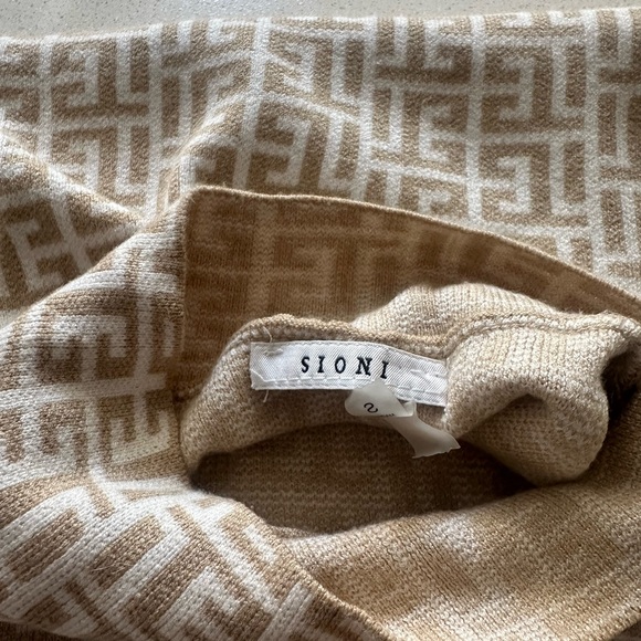 Sioni Beige and White Geometric Tank Top - Picture 3 of 3